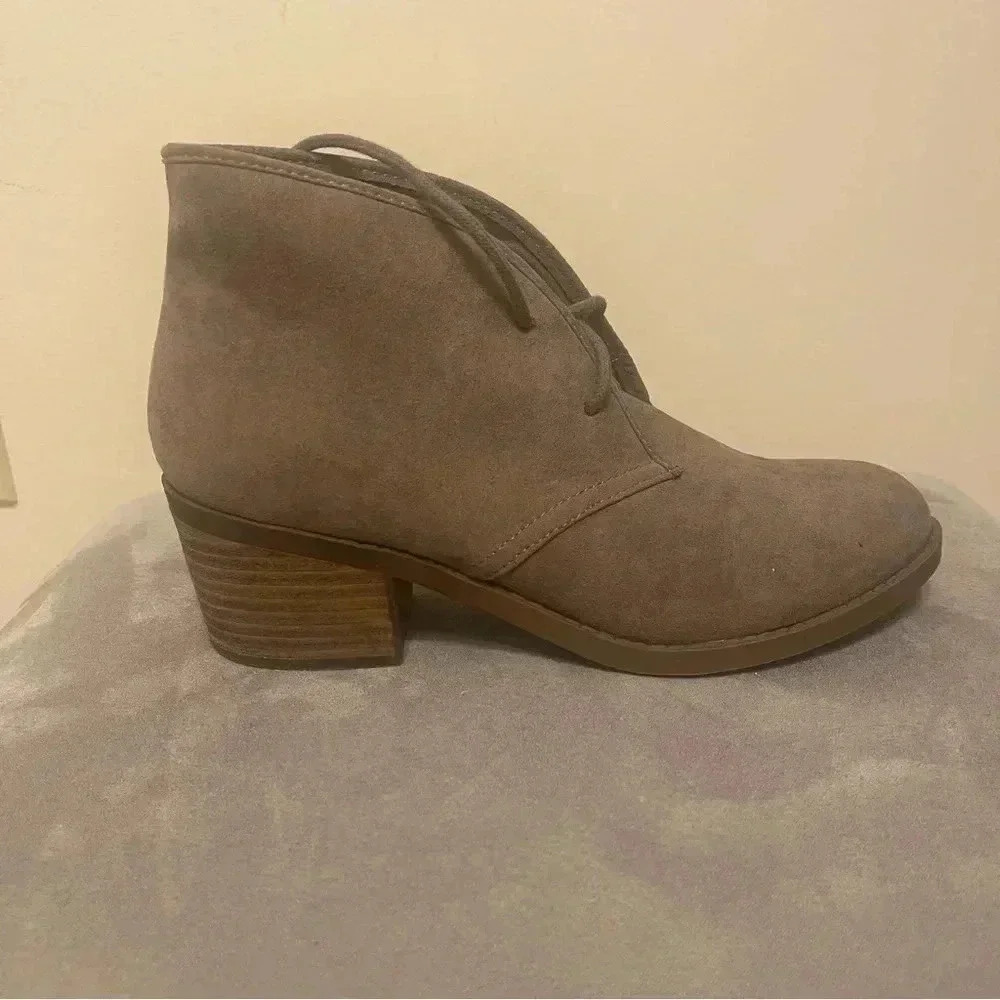 CARLOS SANTANA GRAHAM LACE UP FAUX SUEDE TAUPE BOOTIES SIZE 8M - Picture 11 of 11